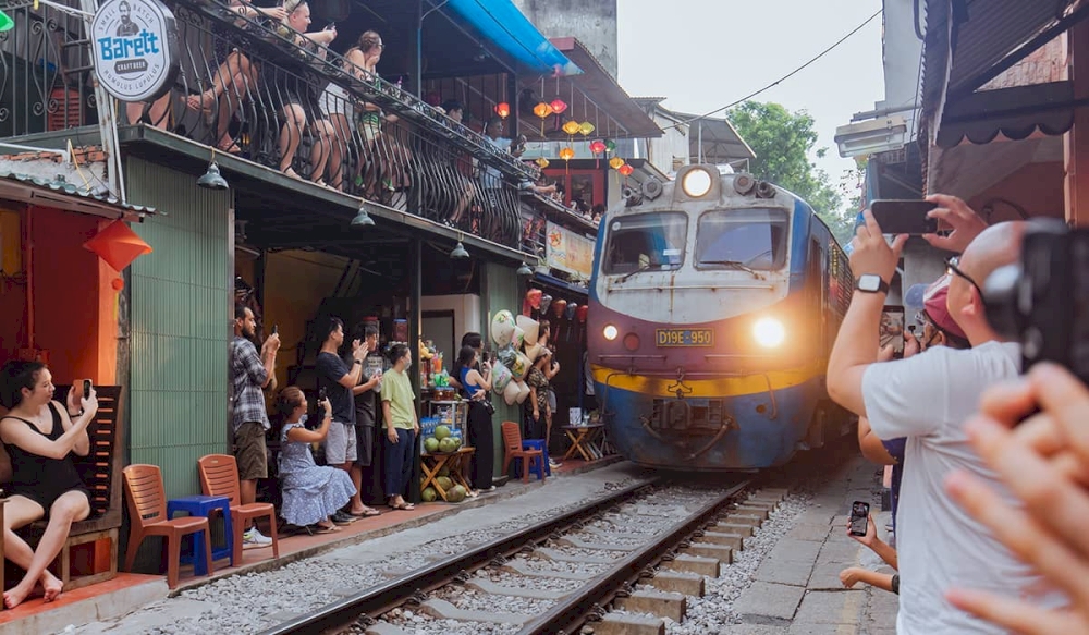 Visitors can enjoy aromatic coffee while waiting for the train to pass (Source: Internet)